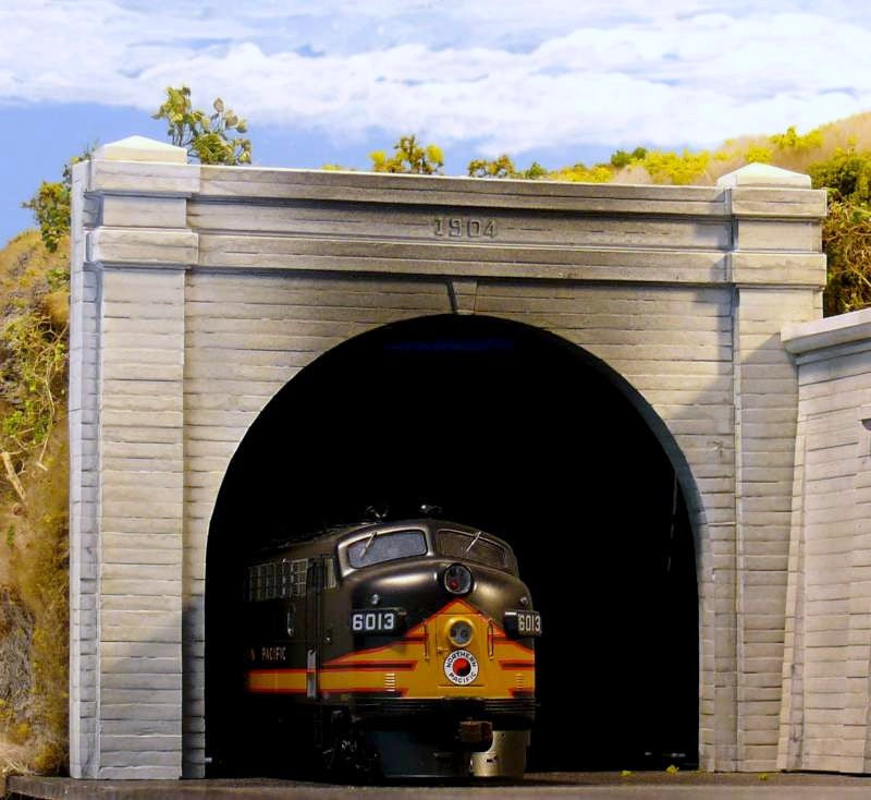 HO Chooch Double Concrete Tunnel Portal #8330