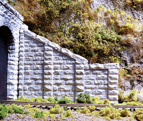 HO Chooch Cut Stone Slopped Tunnel Abutment #8402